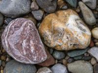Rotbrauner und ockerfarbener Stein mit weißen Anteilen